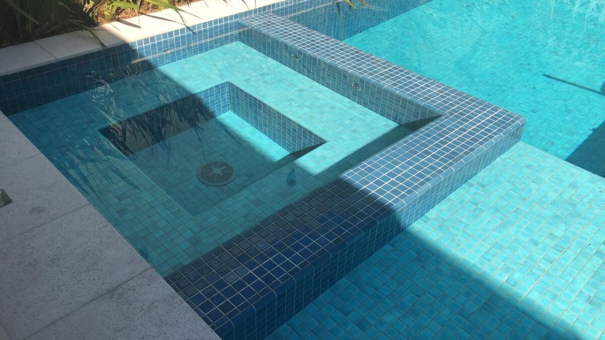 Revestimento para piscinas: conheça as vantagens das pastilhas de ...